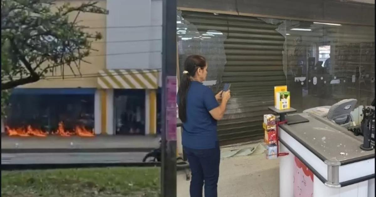 Encapuchados atacaron con papa bomba un almacén en el sur de Cali