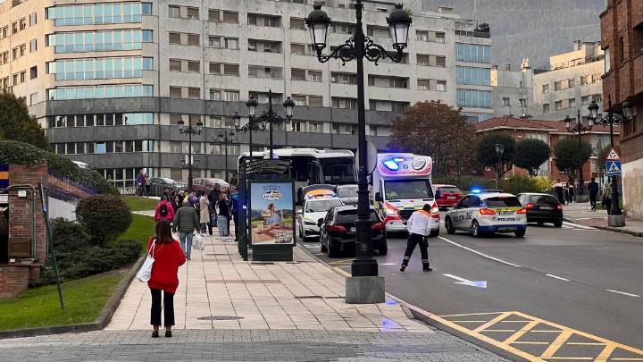 Atropella a una niña en Oviedo, se baja a ver cómo está y se da a la fuga dejando en tierra a su acompañante