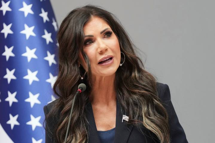 Sin presentar pruebas Kristi Noem dice que cárteles ofrecen recompensas por matar a agentes del ICE