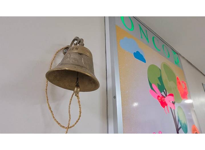 Joven vence la leucemia y toca la campana de victoria en IMSS La Paz