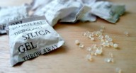 La verdadera función de las bolsas de gel de sílice que vienen en los productos nuevos
