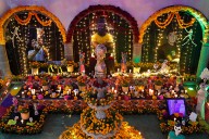 Un altar de muertos en México recuerda a los astros del fútbol Pelé y Maradona