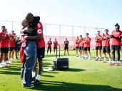 ¡Qué detalle! Celebran que pareja de jugador venció el cáncer