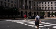 Crisis en Washington: Trump despide a miles de empleados federales en medio del cierre del gobierno