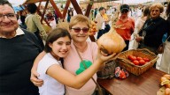 Parece IA pero es real: una agricultora gallega acaba de cosechar una cebolla de 1.408 gramos