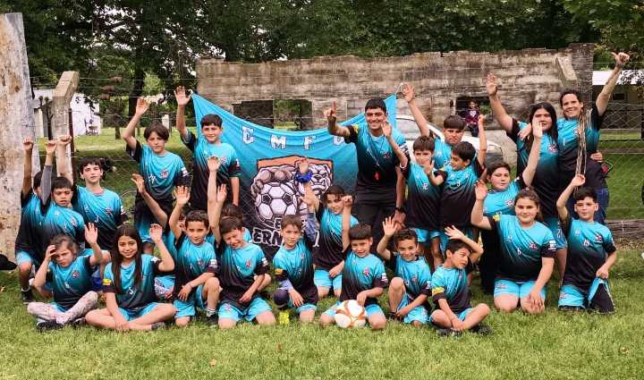 Alumnos de la Escuela de Fútbol de Ernestina recibieron equipos