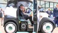 El Rey culmina su tournée por Burgos montándose en el "coche del futuro"