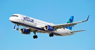 Vuelo de JetBlue que salió de Cancún aterriza de emergencia en Florida; pasajeros resultan lesionados