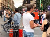 "Quítate, que estorbas": staff de influencer corre a mexicano en pleno desfile