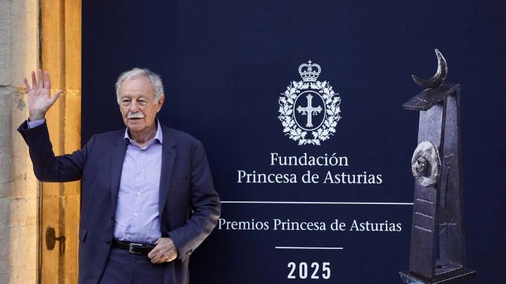 Eduardo Mendoza, "Princesa de Asturias" de las Letras, ya está en Oviedo: "Espero sobrevivir a los Premios, que ya es mucho"