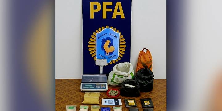 Imputaron a un hombre por vender pólvora negra en redes sociales para rituales de “purificación” umbanda