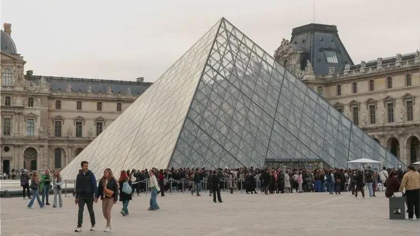Museo del Louvre reabre al público, con restricciones, tras el robo de joyas del domingo