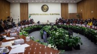 Acusan en el INE a contralor de fungir como policía político