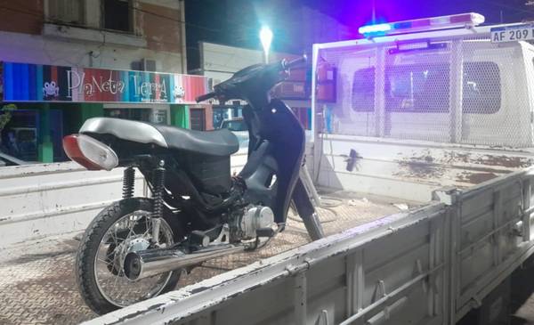 Demoran a un menor armado y a un joven con una moto sin papeles