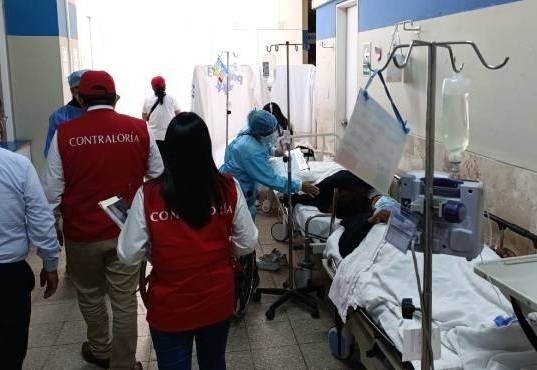 PACIENTES INGRESADOS A EMERGENCIA SON ATENDIDOS EN PASILLOS DEL HOSPITAL DE ESSALUD