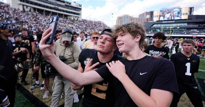 Transfer portal, NIL credited at college football games
