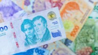 Tensión ante la escasez de pesos: el Tesoro debe elegir entre convalidar tasas muy altas o liberar liquidez al mercado