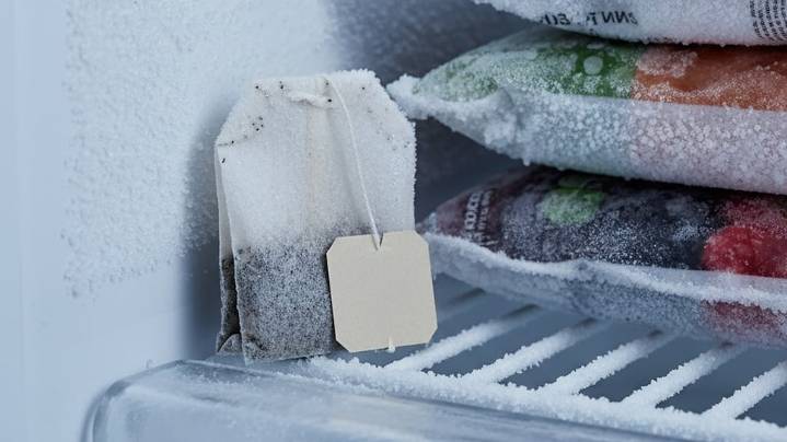 El truco del saquito de té en el freezer: para qué sirve y por qué deberías probarlo