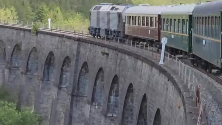 El ritmo y la nostalgia del Tren Expreso Jaca - Canfranc seduce a miles de pasajeros