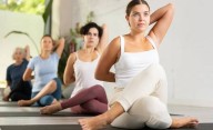 3 posturas de yoga para fortalecer los brazos a partir de los 45
