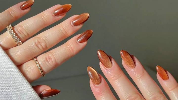 Uñas efecto ojo de gato de color ámbar, son la tendencia más popular de otoño 2025