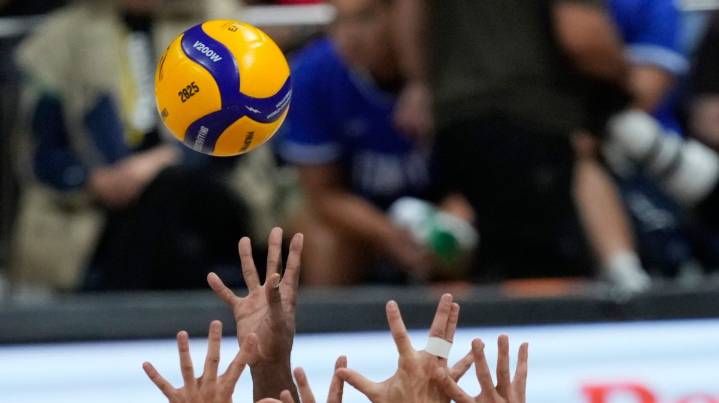 Muere estrella iraní de voleibol tras recibir una descarga eléctrica en una piscina