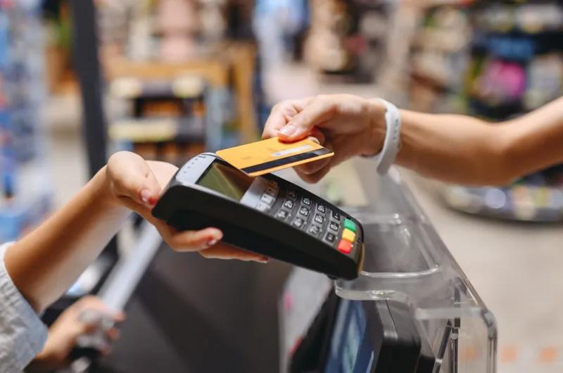 Estafó con tarjetas de crédito y gastó más de $13.000.000 en ropa, electrodomésticos y porcelanatos