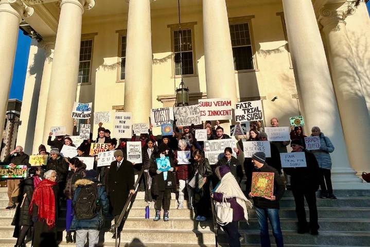 Un hombre que pasó 43 años en prisión antes de que anularan su condena podría ser deportado por el ICE