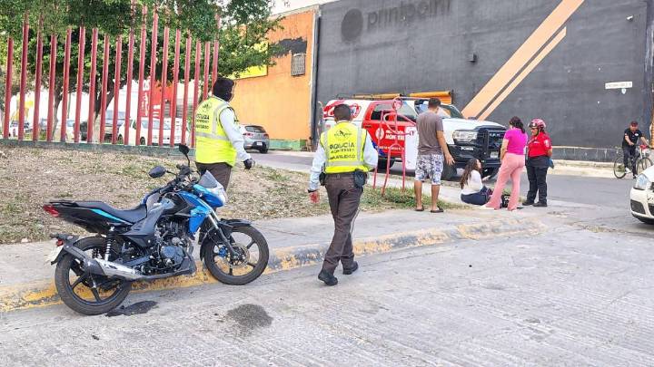 Joven motociclista resulta lesionada tras ser impactada por auto en Monterrey