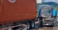 Choque entre tráileres deja caos vial y unidades dañadas en la Siglo XXI [VIDEO]