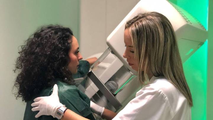 Cuatro mujeres que sufrieron fallos del cribado de cáncer de mama en Andalucía, frente a la consejera