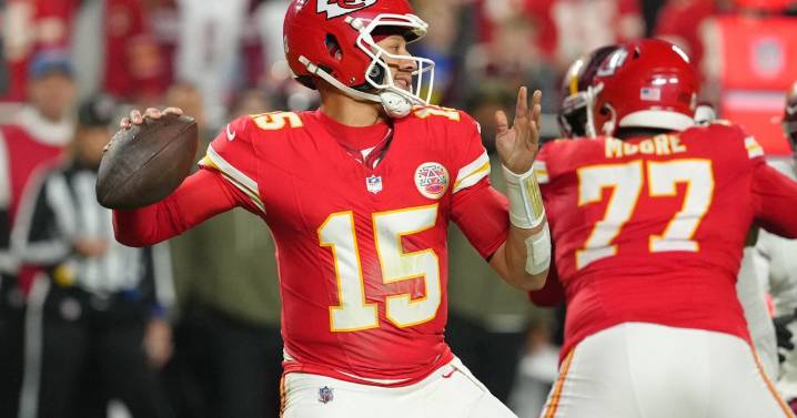Patrick Mahomes on playing in front of Bills fans: 'They don't like us'