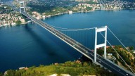 El único puente que conecta dos continentes: con torres de 165 metros permite el paso de enormes barcos
