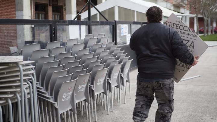 Cae un grupo criminal que robó más de 1.100 sillas de terraza a 18 bares de Madrid y Talavera