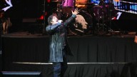 Milei interpreta “Demoliendo Hoteles” de Charly García en un acto político en Buenos Aires