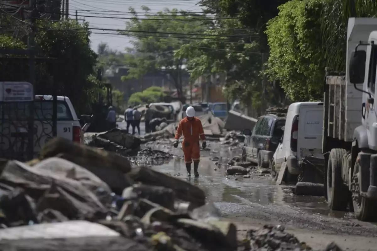 Gobierno de Sheinbaum reporta avances en recuperación de caminos, energía, viviendas y escuelas en estados con inundaciones