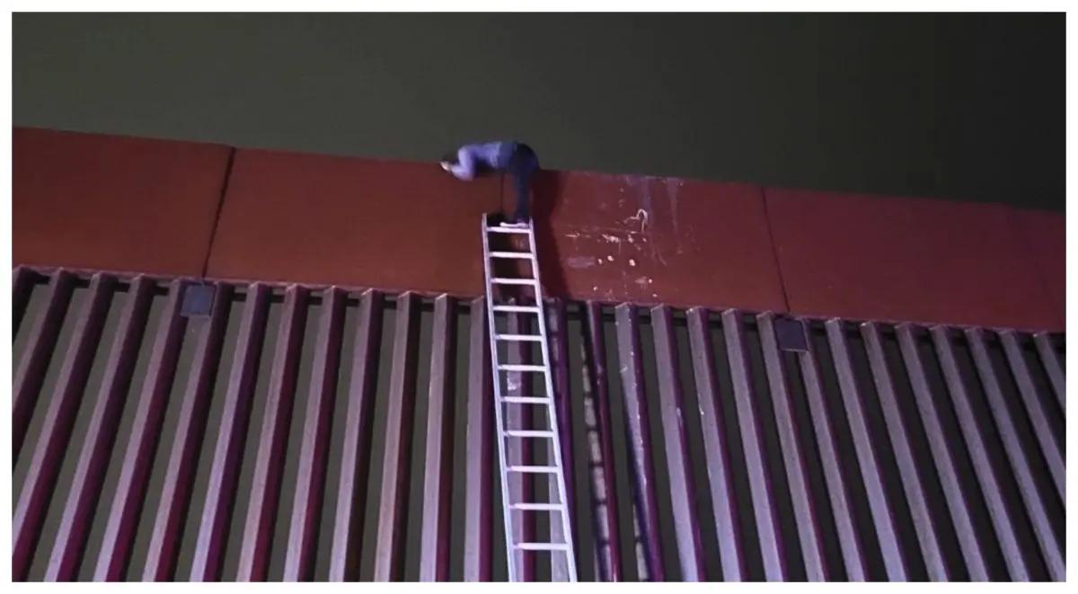 Migrante mexicano, abandonado en lo alto del muro fronterizo en San Elizario, Texas, es rescatado ileso