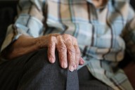Proponen régimen de visitas para mayores de 65 años: multas a familiares podrían llegar a las 10 UTM