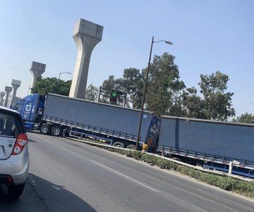ACCIDENTE DE TRAILER COLAPSÓ PERIFERICO Y LA MÉXICO – QUERÉTARO; LA RAPIÑA DE «CHELAS» NO SE HIZO ESPERAR