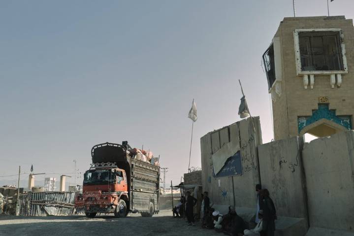 Trump says he will solve Afghanistan-Pakistan crisis ‘very quickly’ as peace talks enter second day – Winnipeg Free Press