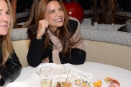 Pantalón de cuero, camiseta transparente y jersey pijo o el combo imposible que Katie Holmes hizo infalible