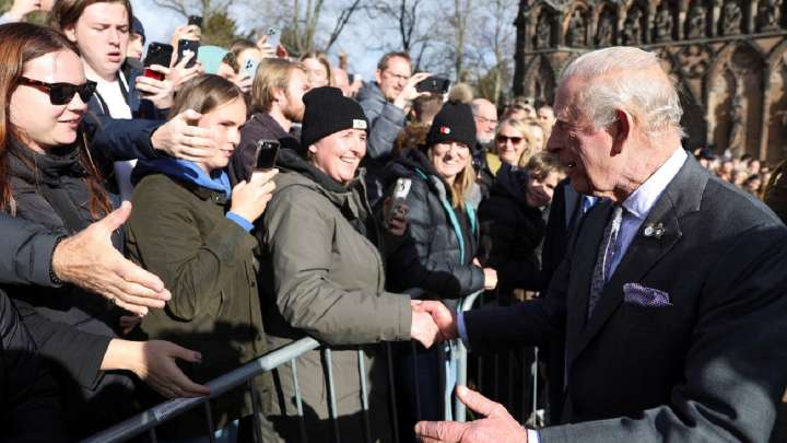 El momento incómodo que vivió el rey Carlos al ser preguntado por la relación de su hermano con Epstein (+Video)