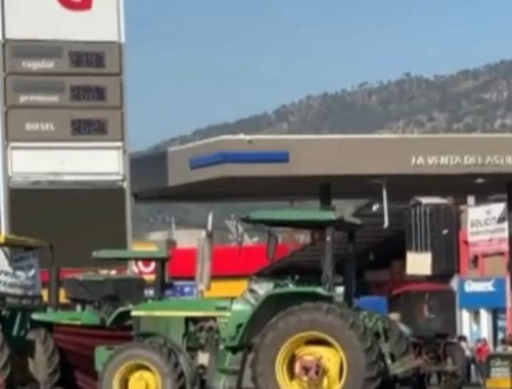 Bloqueos de campesinos en carreteras de Jalisco afectan a cientos de pasajeros