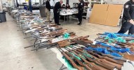 Aseguran 400 armas con destino a México en Laredo, Texas