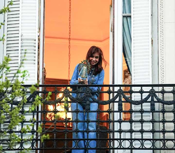 Cristina Kirchner saludó desde el balcón tras conocerse la condena a Sabag Montiel y Uriarte