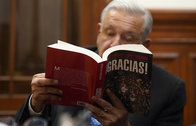 AMLO se hace presente en la FIL Zócalo