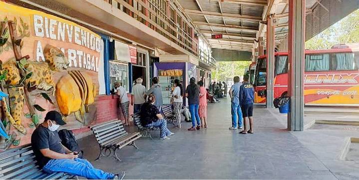 Tensión entre taxistas en la Terminal de Tartagal: un conflicto por la competencia