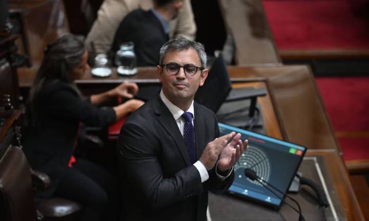Diputados debate la reforma al régimen de DNU para limitar las facultades de Javier Milei