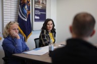 La gobernadora Whitmer pronuncia un discurso sobre nuevas inversiones en alta tecnología y energía limpia, fortaleciendo las alianzas con Canadá