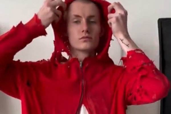 Insólito: conocida marca puso a la venta un buzo totalmente roto por 950 dólares y se agotó